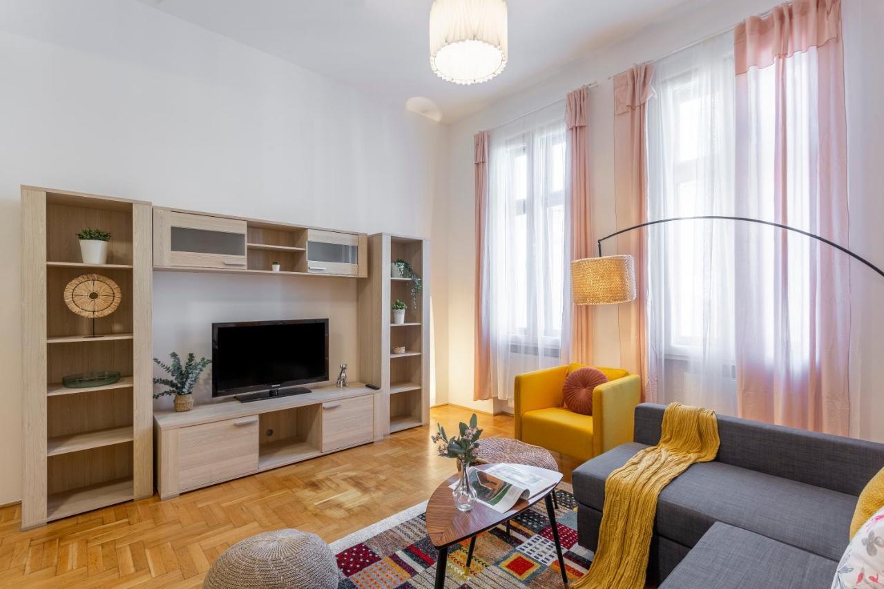 Cozy Home By Bella In The Heart Of Budapest Bagian luar foto
